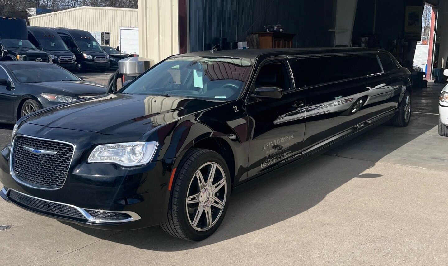 300 jimmys stretch limousine 22 outside
