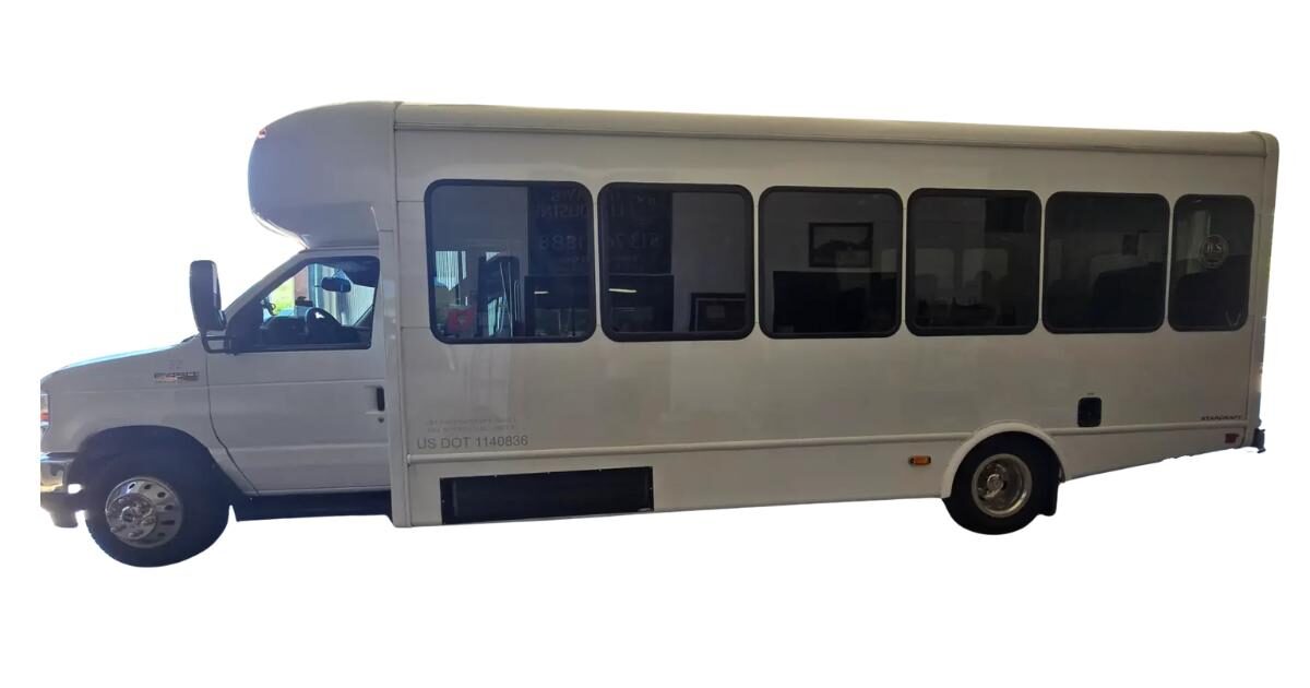 Jimmys Limo minibus-jimmys-limousine-white